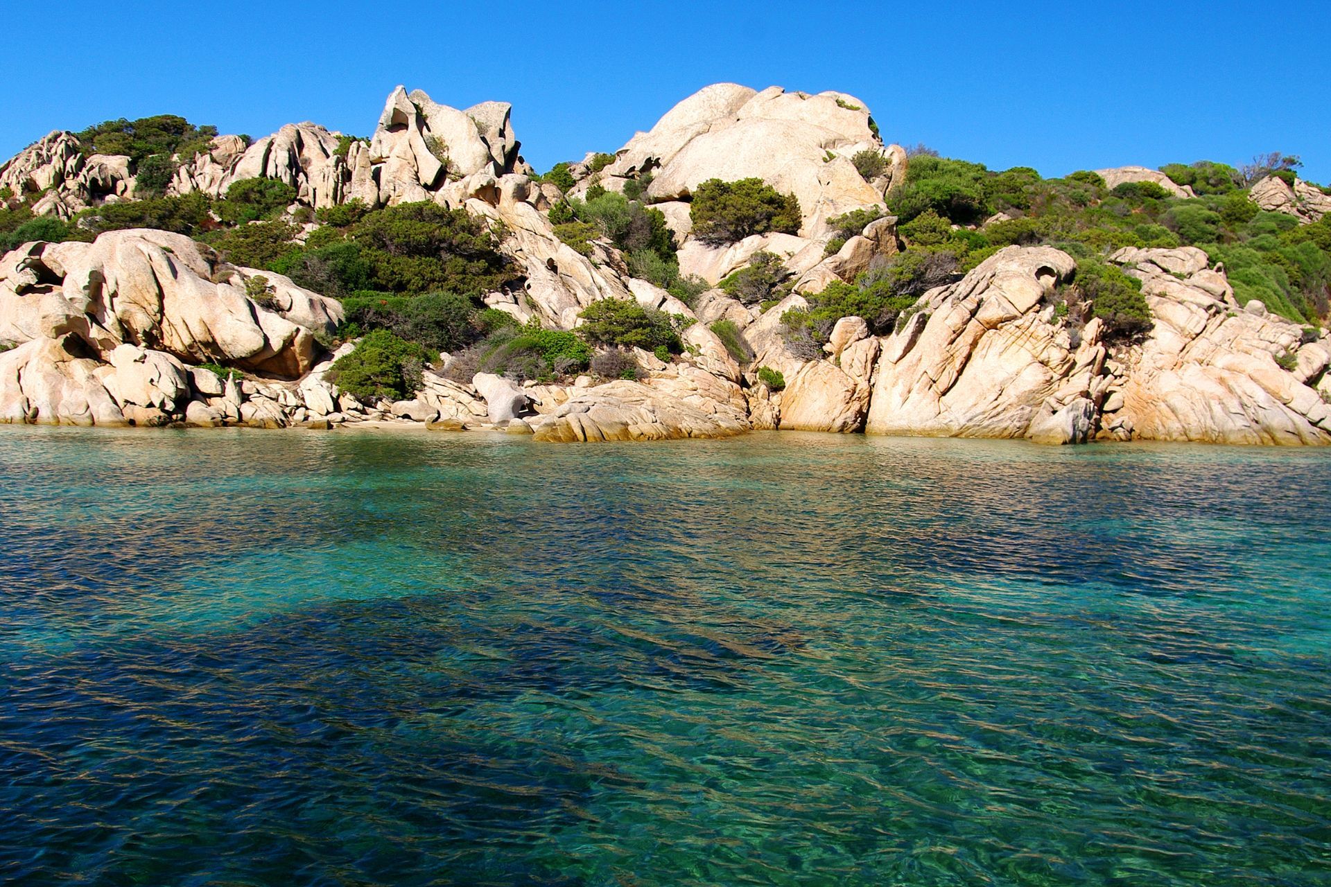 Une balade en bateau en Corse-du-Sud jusqu'à la Maddalena | Briséis Croisières