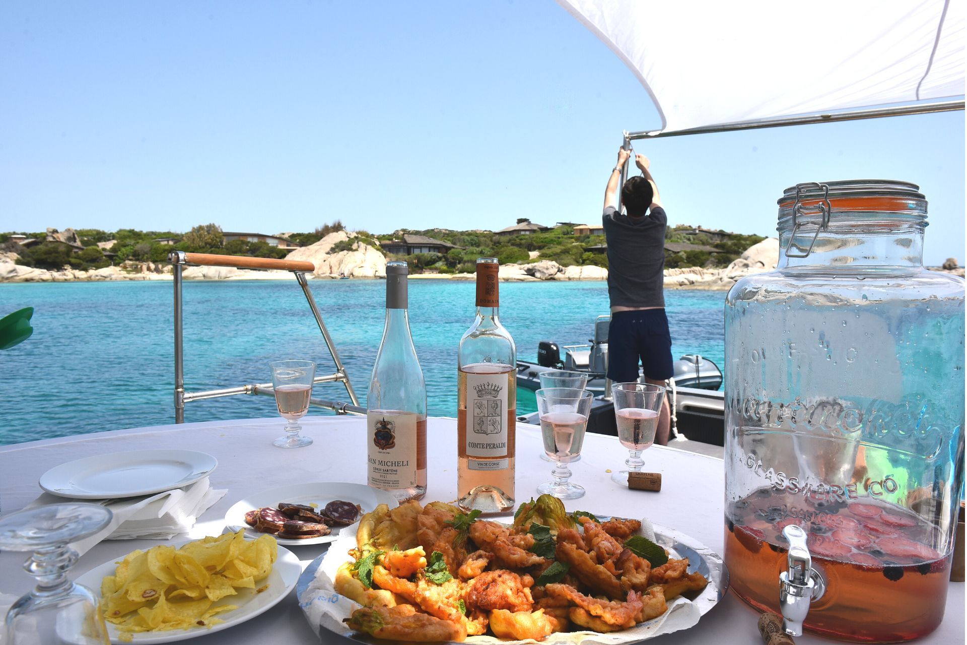 Gouter aux spécialités locales lors d'une sortie en bateau à Bonifacio | Briséis Croisières