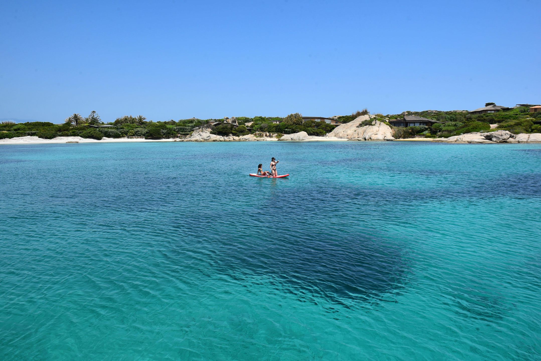 Bouée, paddle et baignade lors d'une croisière en bateau à Bonifacio | Briséis Croisières